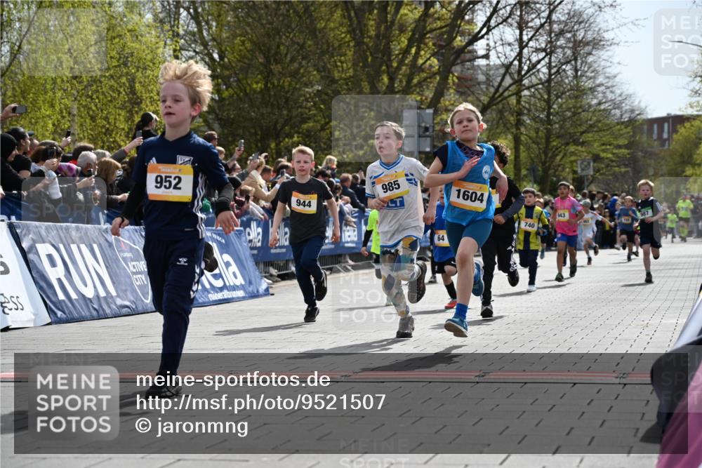 12.04.2026 - 45. Internationalen Wilhelmsburger Insellauf J. Mangold http://msf.ph/oto/9521507 12.04.2026 14:19:52 Ziel 787, 952, 1604, 985, 944, 64, 96, 579, 740, 943, 793, 845 meine-sportfotos.de