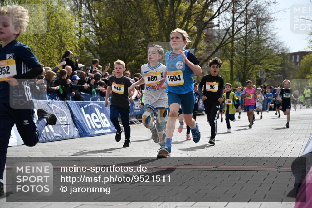 12.04.2026 - 45. Internationalen Wilhelmsburger Insellauf J. Mangold http://msf.ph/oto/9521511 12.04.2026 14:19:53 Ziel 787, 952, 1604, 985, 944, 64, 96, 579, 740, 943, 793, 845, 682, 413 meine-sportfotos.de