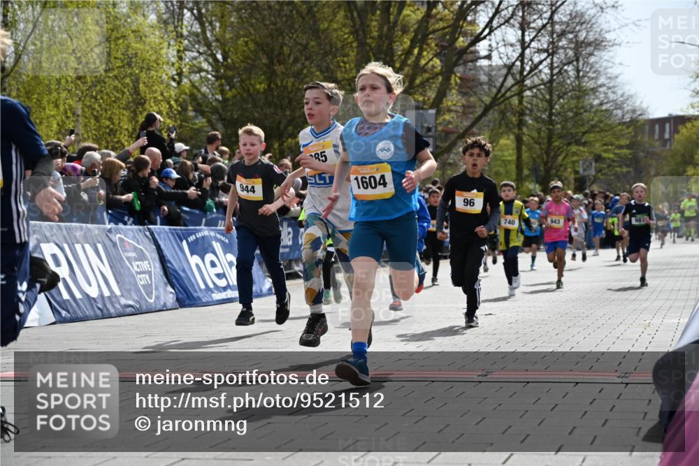 12.04.2026 - 45. Internationalen Wilhelmsburger Insellauf J. Mangold http://msf.ph/oto/9521512 12.04.2026 14:19:53 Ziel 787, 952, 1604, 985, 944, 64, 96, 579, 740, 943, 793, 845, 682, 413 meine-sportfotos.de