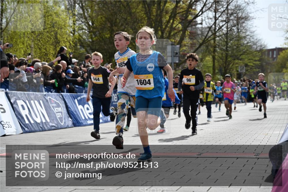 12.04.2026 - 45. Internationalen Wilhelmsburger Insellauf J. Mangold http://msf.ph/oto/9521513 12.04.2026 14:19:53 Ziel 787, 952, 1604, 985, 944, 64, 96, 579, 740, 943, 793, 845, 682, 413 meine-sportfotos.de