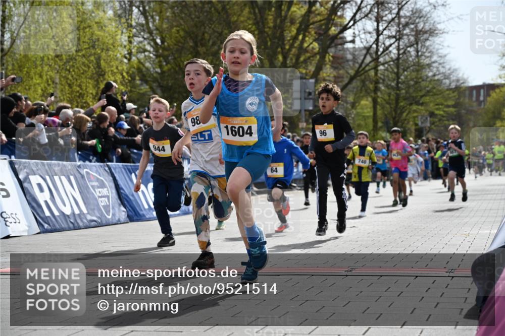 12.04.2026 - 45. Internationalen Wilhelmsburger Insellauf J. Mangold http://msf.ph/oto/9521514 12.04.2026 14:19:53 Ziel 787, 952, 1604, 985, 944, 64, 96, 579, 740, 943, 793, 845, 682, 413 meine-sportfotos.de