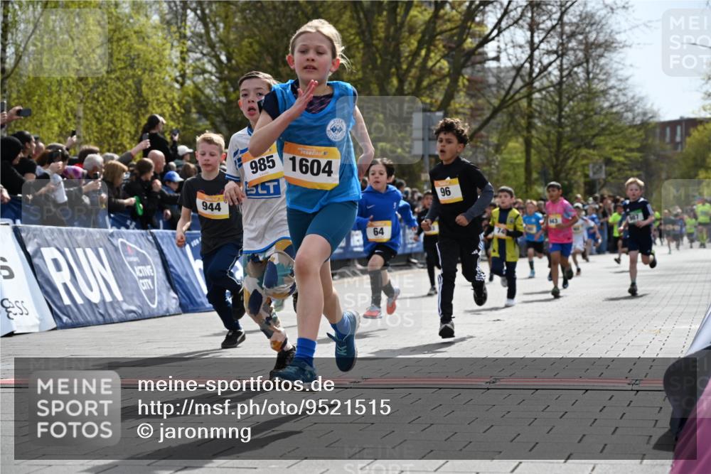 12.04.2026 - 45. Internationalen Wilhelmsburger Insellauf J. Mangold http://msf.ph/oto/9521515 12.04.2026 14:19:53 Ziel 787, 952, 1604, 985, 944, 64, 96, 579, 740, 943, 793, 845, 682, 413 meine-sportfotos.de