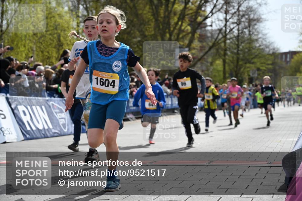 12.04.2026 - 45. Internationalen Wilhelmsburger Insellauf J. Mangold http://msf.ph/oto/9521517 12.04.2026 14:19:53 Ziel 787, 952, 1604, 985, 944, 64, 96, 579, 740, 943, 793, 845, 682, 413 meine-sportfotos.de