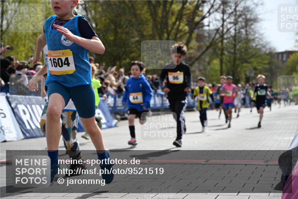 12.04.2026 - 45. Internationalen Wilhelmsburger Insellauf J. Mangold http://msf.ph/oto/9521519 12.04.2026 14:19:53 Ziel 787, 952, 1604, 985, 944, 64, 96, 579, 740, 943, 793, 845, 682, 413 meine-sportfotos.de