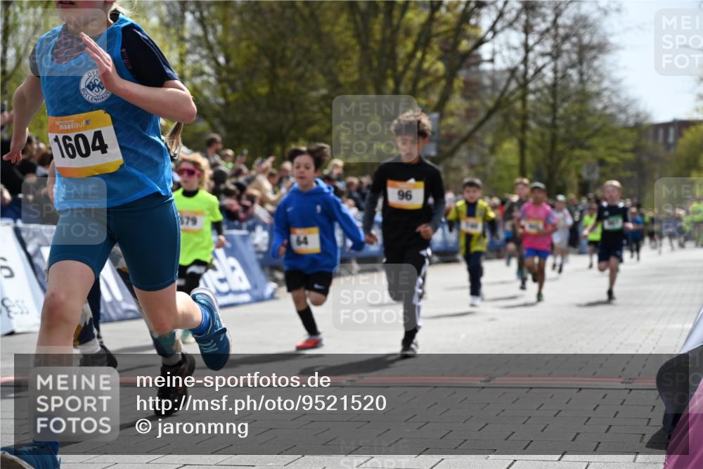 12.04.2026 - 45. Internationalen Wilhelmsburger Insellauf J. Mangold http://msf.ph/oto/9521520 12.04.2026 14:19:53 Ziel 787, 952, 1604, 985, 944, 64, 96, 579, 740, 943, 793, 845, 682, 413 meine-sportfotos.de