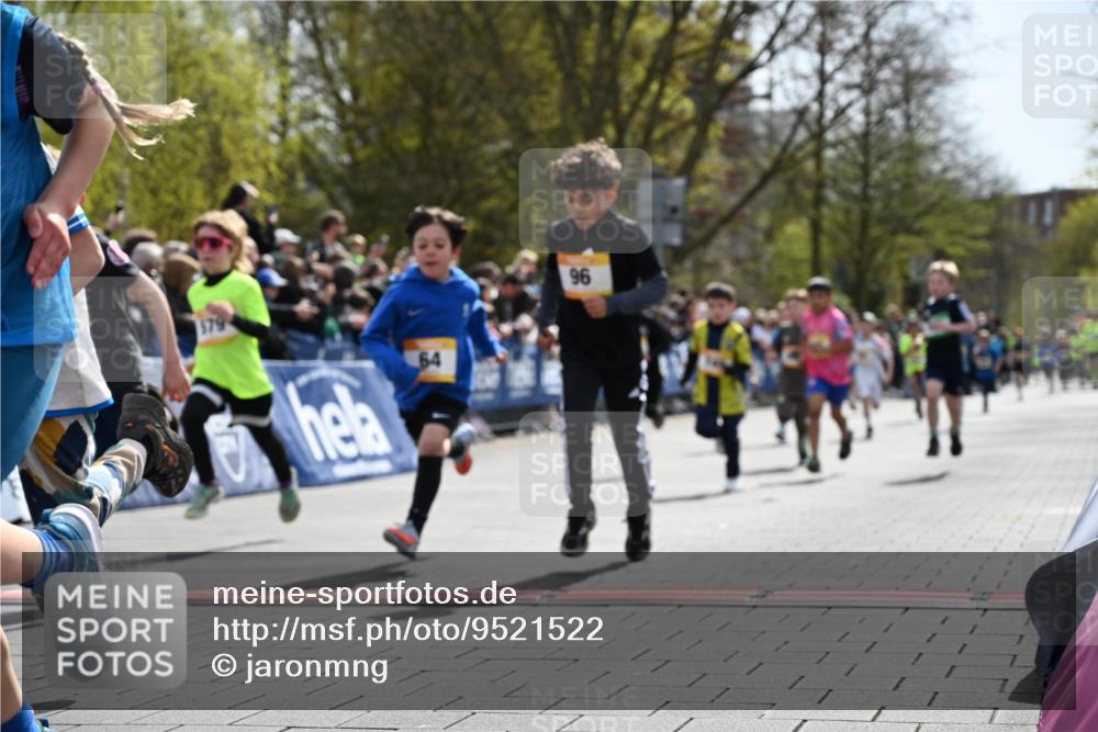 12.04.2026 - 45. Internationalen Wilhelmsburger Insellauf J. Mangold http://msf.ph/oto/9521522 12.04.2026 14:19:53 Ziel 787, 952, 1604, 985, 944, 64, 96, 579, 740, 943, 793, 845, 682, 413 meine-sportfotos.de