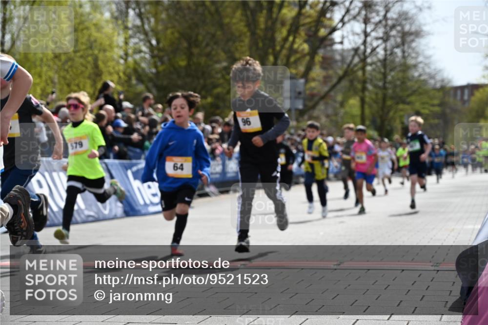 12.04.2026 - 45. Internationalen Wilhelmsburger Insellauf J. Mangold http://msf.ph/oto/9521523 12.04.2026 14:19:54 Ziel 787, 952, 1604, 985, 944, 64, 96, 579, 740, 943, 793, 845, 682, 413, 982 meine-sportfotos.de