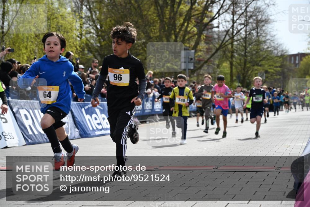 12.04.2026 - 45. Internationalen Wilhelmsburger Insellauf J. Mangold http://msf.ph/oto/9521524 12.04.2026 14:19:54 Ziel 787, 952, 1604, 985, 944, 64, 96, 579, 740, 943, 793, 845, 682, 413, 982 meine-sportfotos.de