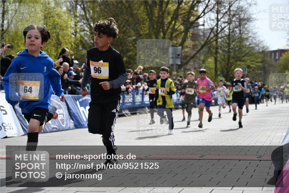 12.04.2026 - 45. Internationalen Wilhelmsburger Insellauf J. Mangold http://msf.ph/oto/9521525 12.04.2026 14:19:54 Ziel 787, 952, 1604, 985, 944, 64, 96, 579, 740, 943, 793, 845, 682, 413, 982 meine-sportfotos.de