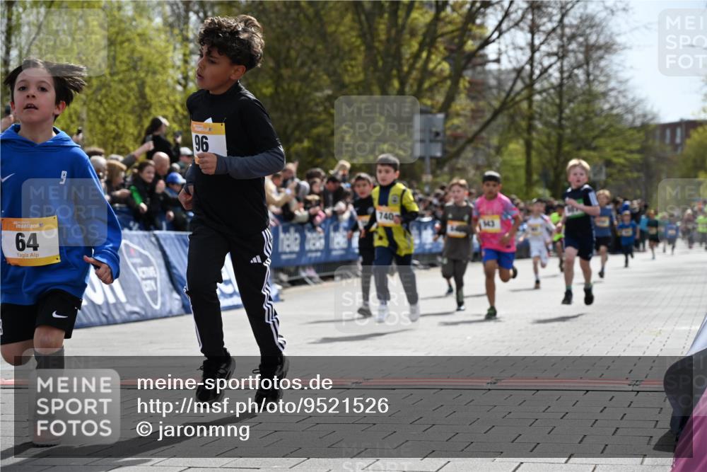 12.04.2026 - 45. Internationalen Wilhelmsburger Insellauf J. Mangold http://msf.ph/oto/9521526 12.04.2026 14:19:54 Ziel 787, 952, 1604, 985, 944, 64, 96, 579, 740, 943, 793, 845, 682, 413, 982 meine-sportfotos.de