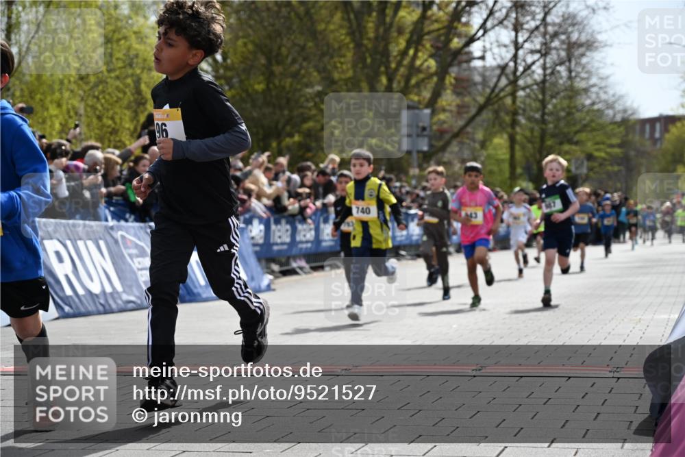 12.04.2026 - 45. Internationalen Wilhelmsburger Insellauf J. Mangold http://msf.ph/oto/9521527 12.04.2026 14:19:54 Ziel 787, 952, 1604, 985, 944, 64, 96, 579, 740, 943, 793, 845, 682, 413, 982 meine-sportfotos.de