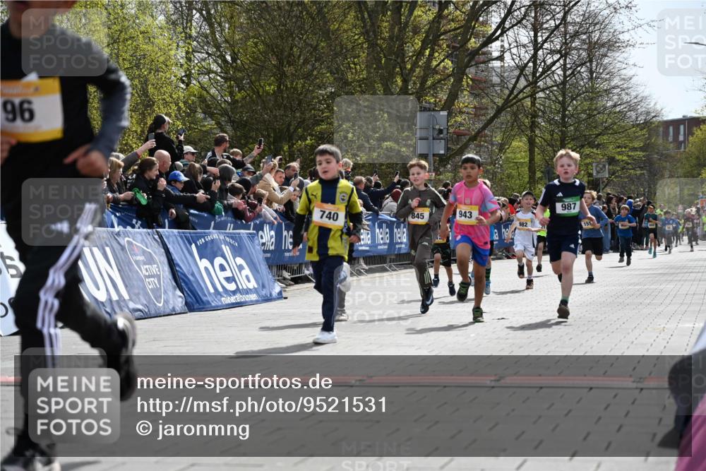 12.04.2026 - 45. Internationalen Wilhelmsburger Insellauf J. Mangold http://msf.ph/oto/9521531 12.04.2026 14:19:55 Ziel 787, 952, 1604, 985, 944, 64, 96, 579, 740, 943, 793, 845, 682, 413, 982, 155, 621 meine-sportfotos.de
