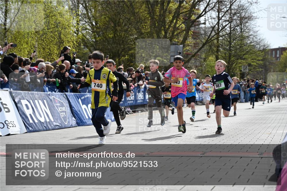 12.04.2026 - 45. Internationalen Wilhelmsburger Insellauf J. Mangold http://msf.ph/oto/9521533 12.04.2026 14:19:55 Ziel 787, 952, 1604, 985, 944, 64, 96, 579, 740, 943, 793, 845, 682, 413, 982, 155, 621 meine-sportfotos.de