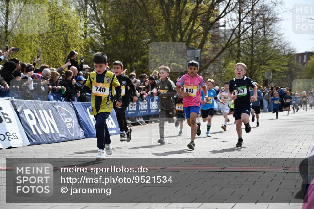 12.04.2026 - 45. Internationalen Wilhelmsburger Insellauf J. Mangold http://msf.ph/oto/9521534 12.04.2026 14:19:55 Ziel 787, 952, 1604, 985, 944, 64, 96, 579, 740, 943, 793, 845, 682, 413, 982, 155, 621 meine-sportfotos.de