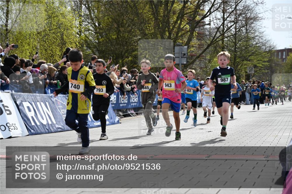 12.04.2026 - 45. Internationalen Wilhelmsburger Insellauf J. Mangold http://msf.ph/oto/9521536 12.04.2026 14:19:55 Ziel 787, 952, 1604, 985, 944, 64, 96, 579, 740, 943, 793, 845, 682, 413, 982, 155, 621 meine-sportfotos.de