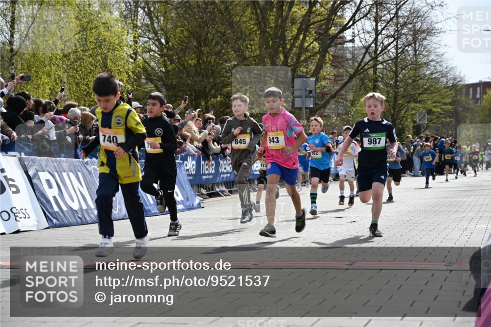 12.04.2026 - 45. Internationalen Wilhelmsburger Insellauf J. Mangold http://msf.ph/oto/9521537 12.04.2026 14:19:55 Ziel 787, 952, 1604, 985, 944, 64, 96, 579, 740, 943, 793, 845, 682, 413, 982, 155, 621 meine-sportfotos.de