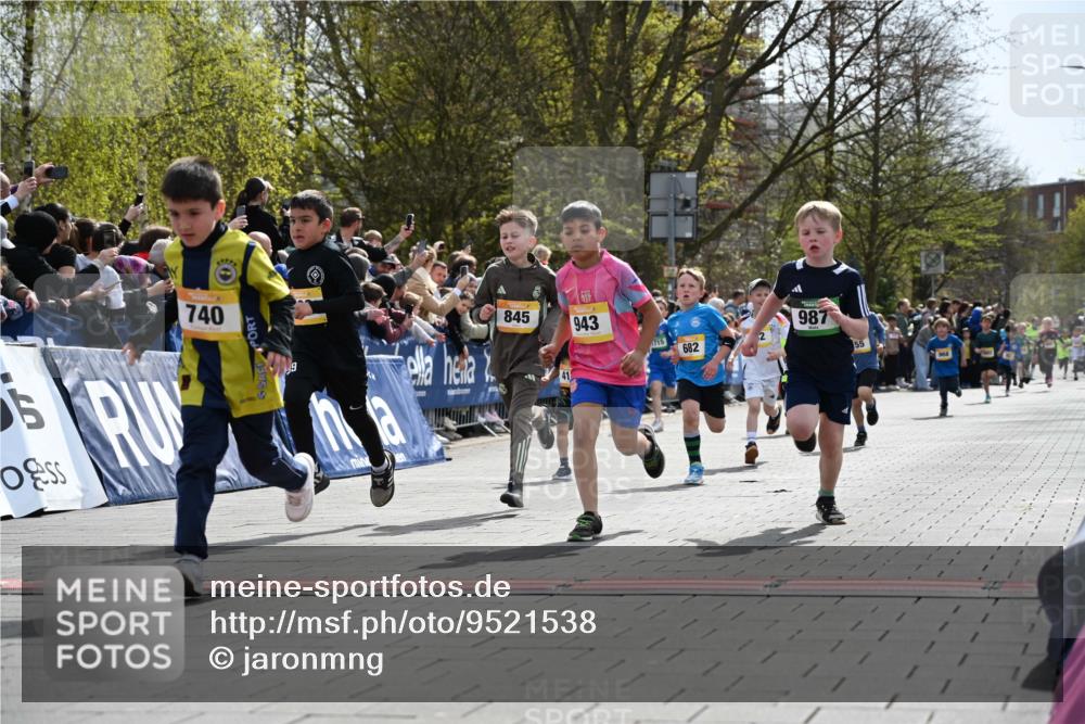 12.04.2026 - 45. Internationalen Wilhelmsburger Insellauf J. Mangold http://msf.ph/oto/9521538 12.04.2026 14:19:55 Ziel 787, 952, 1604, 985, 944, 64, 96, 579, 740, 943, 793, 845, 682, 413, 982, 155, 621 meine-sportfotos.de