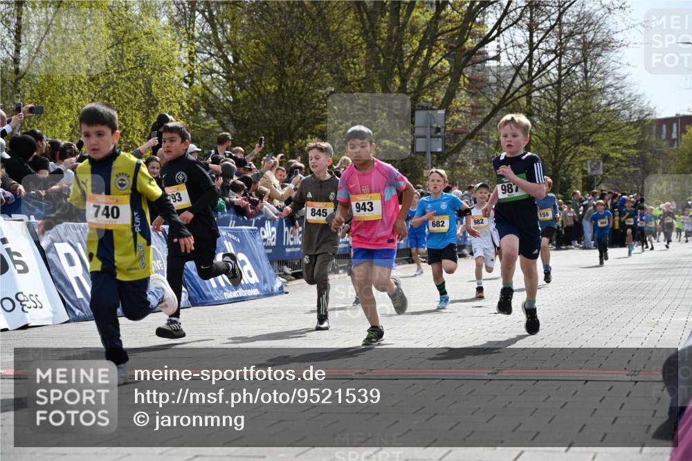 12.04.2026 - 45. Internationalen Wilhelmsburger Insellauf J. Mangold http://msf.ph/oto/9521539 12.04.2026 14:19:55 Ziel 787, 952, 1604, 985, 944, 64, 96, 579, 740, 943, 793, 845, 682, 413, 982, 155, 621 meine-sportfotos.de