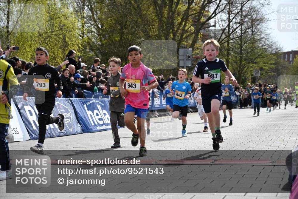 12.04.2026 - 45. Internationalen Wilhelmsburger Insellauf J. Mangold http://msf.ph/oto/9521543 12.04.2026 14:19:56 Ziel 952, 1604, 985, 944, 64, 96, 579, 740, 943, 793, 845, 682, 413, 982, 155, 621 meine-sportfotos.de
