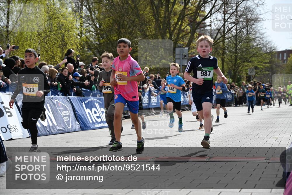 12.04.2026 - 45. Internationalen Wilhelmsburger Insellauf J. Mangold http://msf.ph/oto/9521544 12.04.2026 14:19:56 Ziel 952, 1604, 985, 944, 64, 96, 579, 740, 943, 793, 845, 682, 413, 982, 155, 621 meine-sportfotos.de