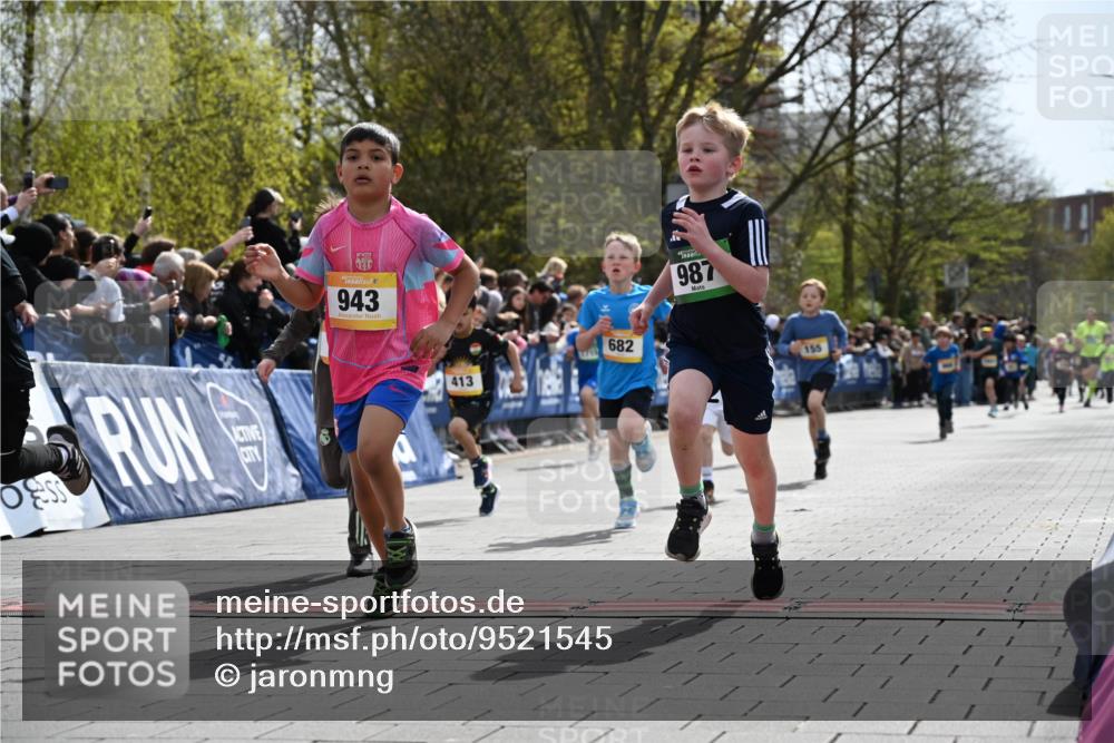12.04.2026 - 45. Internationalen Wilhelmsburger Insellauf J. Mangold http://msf.ph/oto/9521545 12.04.2026 14:19:56 Ziel 952, 1604, 985, 944, 64, 96, 579, 740, 943, 793, 845, 682, 413, 982, 155, 621 meine-sportfotos.de