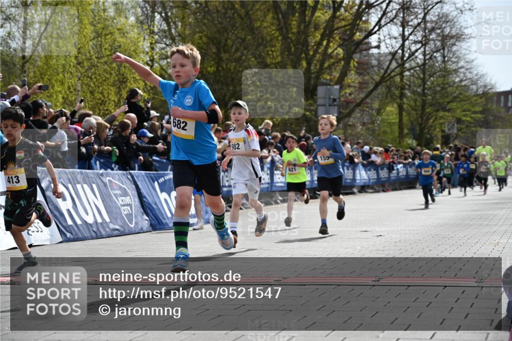 12.04.2026 - 45. Internationalen Wilhelmsburger Insellauf J. Mangold http://msf.ph/oto/9521547 12.04.2026 14:19:57 Ziel 944, 64, 96, 579, 740, 943, 793, 845, 682, 413, 982, 155, 621 meine-sportfotos.de