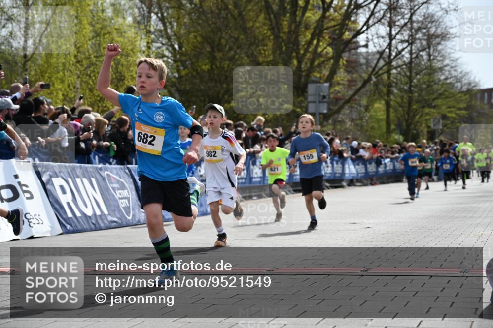 12.04.2026 - 45. Internationalen Wilhelmsburger Insellauf J. Mangold http://msf.ph/oto/9521549 12.04.2026 14:19:58 Ziel 96, 579, 740, 943, 793, 845, 682, 413, 982, 155, 621, 1602 meine-sportfotos.de