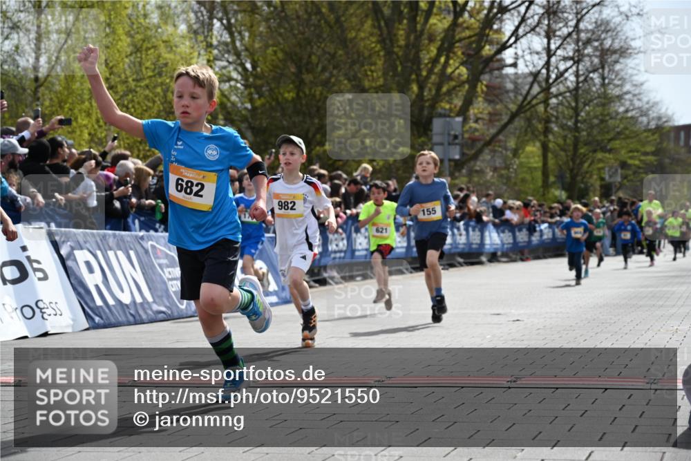 12.04.2026 - 45. Internationalen Wilhelmsburger Insellauf J. Mangold http://msf.ph/oto/9521550 12.04.2026 14:19:58 Ziel 96, 579, 740, 943, 793, 845, 682, 413, 982, 155, 621, 1602 meine-sportfotos.de
