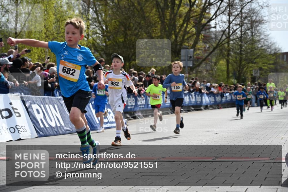 12.04.2026 - 45. Internationalen Wilhelmsburger Insellauf J. Mangold http://msf.ph/oto/9521551 12.04.2026 14:19:58 Ziel 96, 579, 740, 943, 793, 845, 682, 413, 982, 155, 621, 1602 meine-sportfotos.de