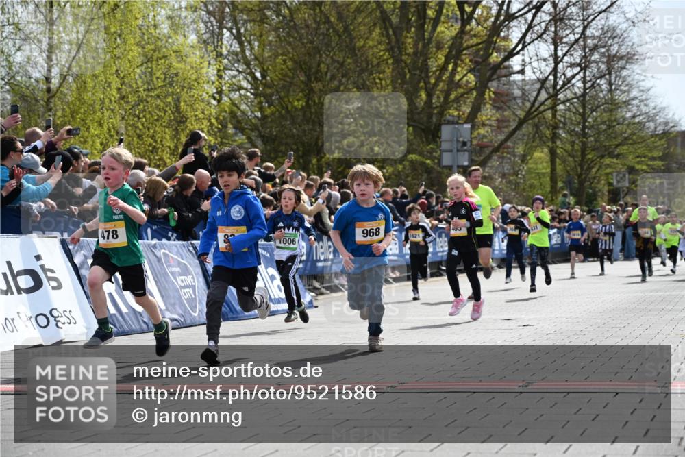 12.04.2026 - 45. Internationalen Wilhelmsburger Insellauf J. Mangold http://msf.ph/oto/9521586 12.04.2026 14:20:03 Ziel 155, 621, 1602, 478, 83, 968, 465, 631, 1621, 304, 225 meine-sportfotos.de