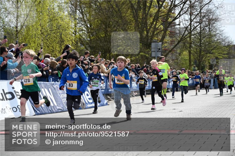 12.04.2026 - 45. Internationalen Wilhelmsburger Insellauf J. Mangold http://msf.ph/oto/9521587 12.04.2026 14:20:03 Ziel 155, 621, 1602, 478, 83, 968, 465, 631, 1621, 304, 225 meine-sportfotos.de
