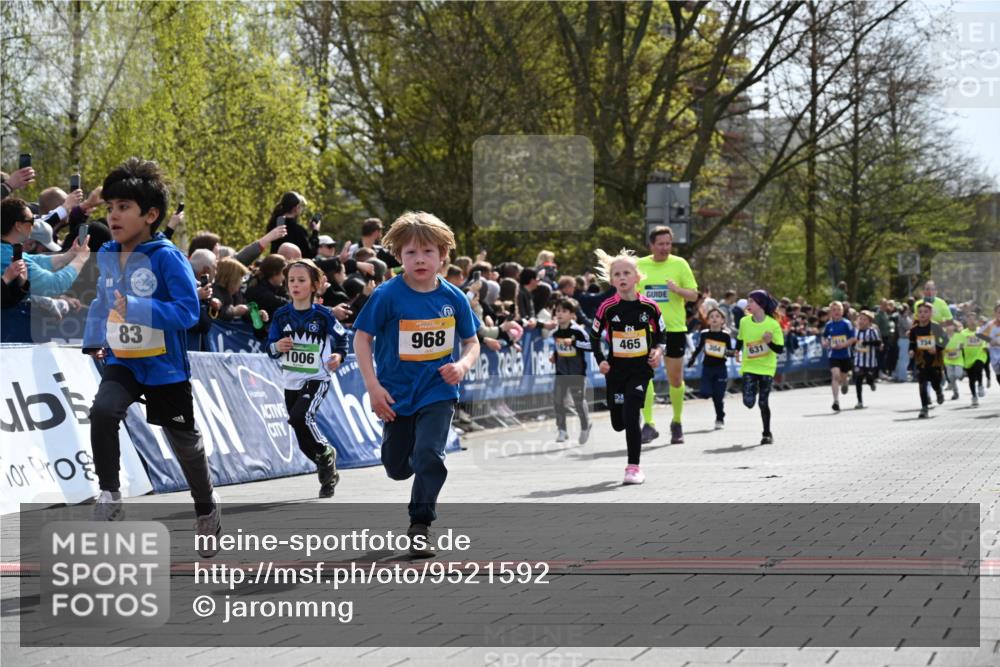 12.04.2026 - 45. Internationalen Wilhelmsburger Insellauf J. Mangold http://msf.ph/oto/9521592 12.04.2026 14:20:03 Ziel 155, 621, 1602, 478, 83, 968, 465, 631, 1621, 304, 225 meine-sportfotos.de