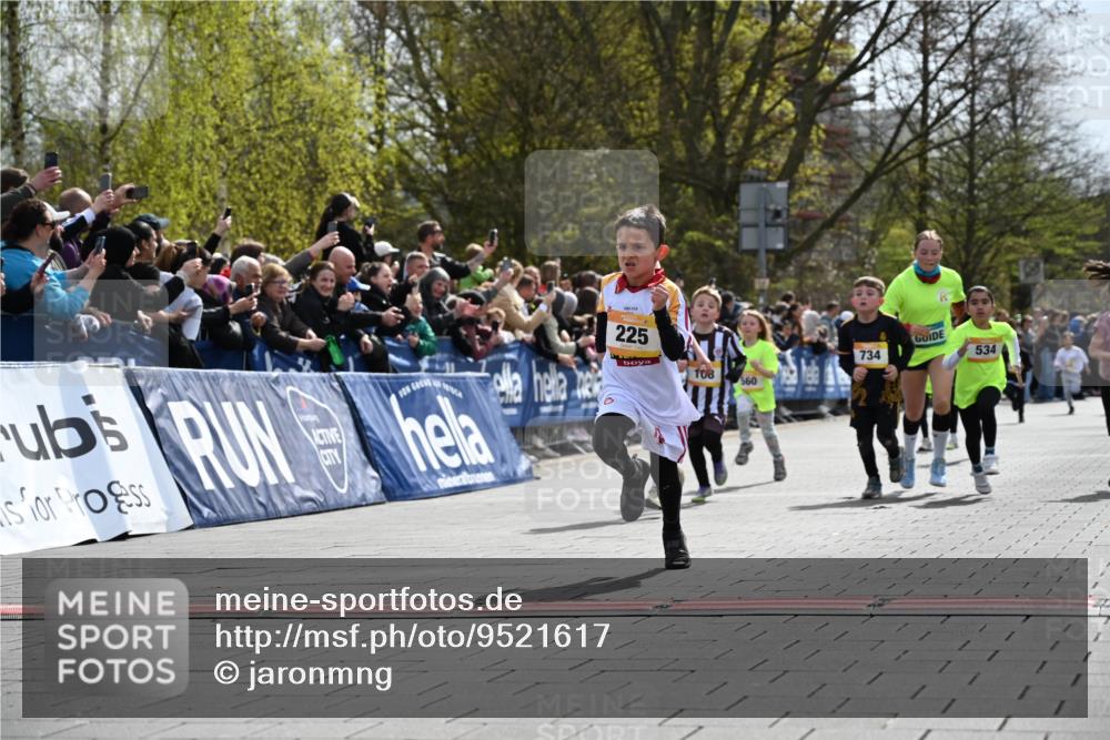 12.04.2026 - 45. Internationalen Wilhelmsburger Insellauf J. Mangold http://msf.ph/oto/9521617 12.04.2026 14:20:07 Ziel 478, 83, 968, 465, 631, 1621, 304, 225, 1618, 108, 534, 447, 560, 734, 775, 587 meine-sportfotos.de