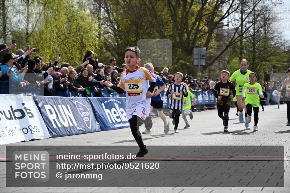 12.04.2026 - 45. Internationalen Wilhelmsburger Insellauf J. Mangold http://msf.ph/oto/9521620 12.04.2026 14:20:07 Ziel 478, 83, 968, 465, 631, 1621, 304, 225, 1618, 108, 534, 447, 560, 734, 775, 587 meine-sportfotos.de