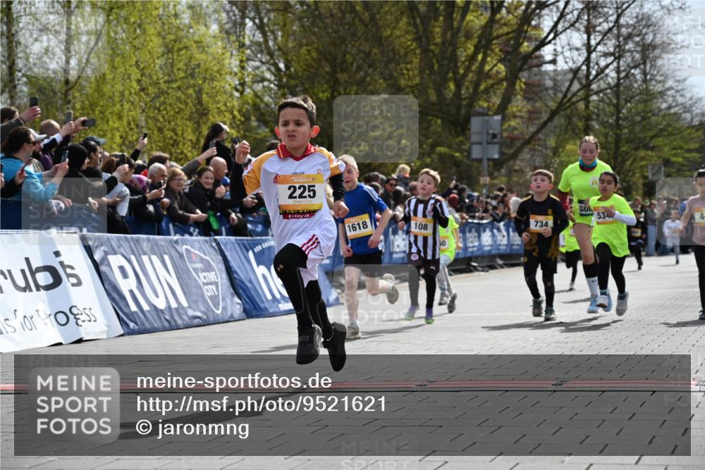 12.04.2026 - 45. Internationalen Wilhelmsburger Insellauf J. Mangold http://msf.ph/oto/9521621 12.04.2026 14:20:07 Ziel 478, 83, 968, 465, 631, 1621, 304, 225, 1618, 108, 534, 447, 560, 734, 775, 587 meine-sportfotos.de