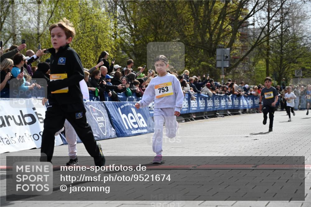 12.04.2026 - 45. Internationalen Wilhelmsburger Insellauf J. Mangold http://msf.ph/oto/9521674 12.04.2026 14:20:14 Ziel 775, 587, 405, 1060, 642, 753, 750 meine-sportfotos.de