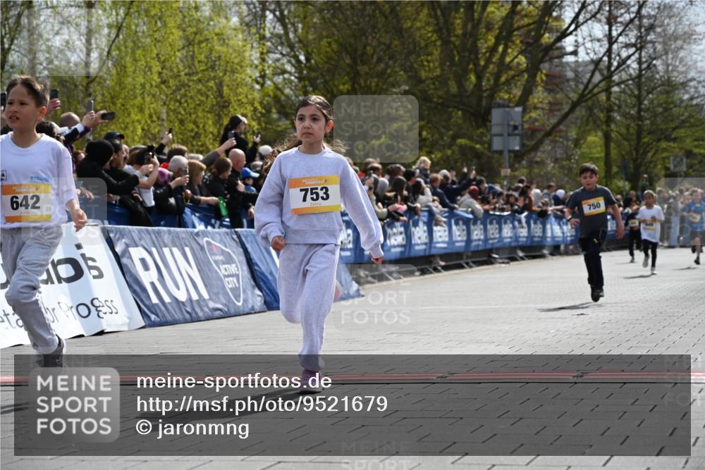 12.04.2026 - 45. Internationalen Wilhelmsburger Insellauf J. Mangold http://msf.ph/oto/9521679 12.04.2026 14:20:15 Ziel 587, 405, 1060, 642, 753, 750, 1623, 844, 34 meine-sportfotos.de