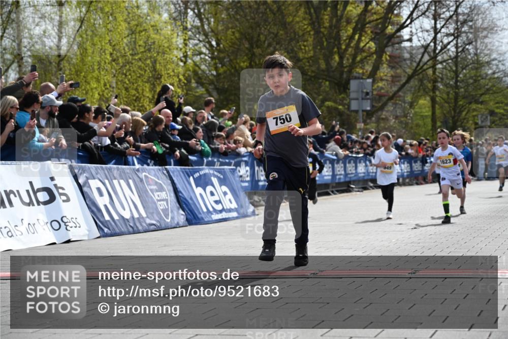 12.04.2026 - 45. Internationalen Wilhelmsburger Insellauf J. Mangold http://msf.ph/oto/9521683 12.04.2026 14:20:17 Ziel 405, 1060, 642, 753, 750, 1623, 844, 34, 949, 1607 meine-sportfotos.de