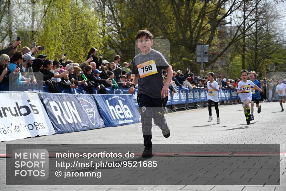 12.04.2026 - 45. Internationalen Wilhelmsburger Insellauf J. Mangold http://msf.ph/oto/9521685 12.04.2026 14:20:17 Ziel 405, 1060, 642, 753, 750, 1623, 844, 34, 949, 1607 meine-sportfotos.de