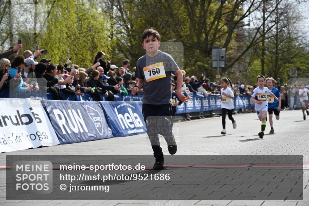 12.04.2026 - 45. Internationalen Wilhelmsburger Insellauf J. Mangold http://msf.ph/oto/9521686 12.04.2026 14:20:17 Ziel 405, 1060, 642, 753, 750, 1623, 844, 34, 949, 1607 meine-sportfotos.de