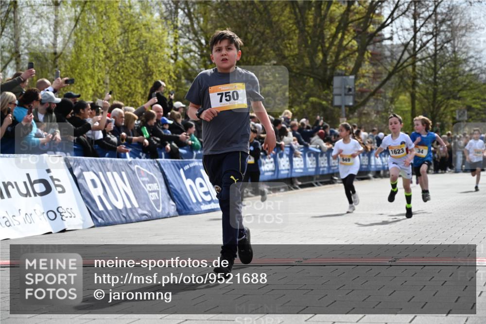 12.04.2026 - 45. Internationalen Wilhelmsburger Insellauf J. Mangold http://msf.ph/oto/9521688 12.04.2026 14:20:18 Ziel 1060, 642, 753, 750, 1623, 844, 34, 949, 1607, 29 meine-sportfotos.de