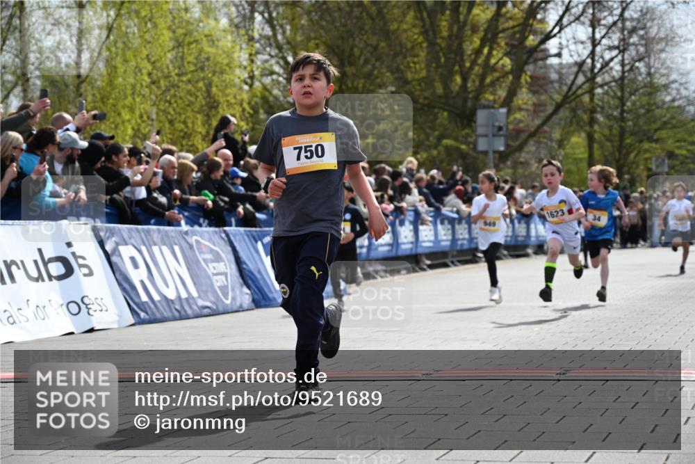 12.04.2026 - 45. Internationalen Wilhelmsburger Insellauf J. Mangold http://msf.ph/oto/9521689 12.04.2026 14:20:18 Ziel 1060, 642, 753, 750, 1623, 844, 34, 949, 1607, 29 meine-sportfotos.de