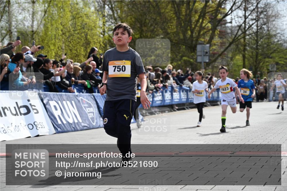 12.04.2026 - 45. Internationalen Wilhelmsburger Insellauf J. Mangold http://msf.ph/oto/9521690 12.04.2026 14:20:18 Ziel 1060, 642, 753, 750, 1623, 844, 34, 949, 1607, 29 meine-sportfotos.de