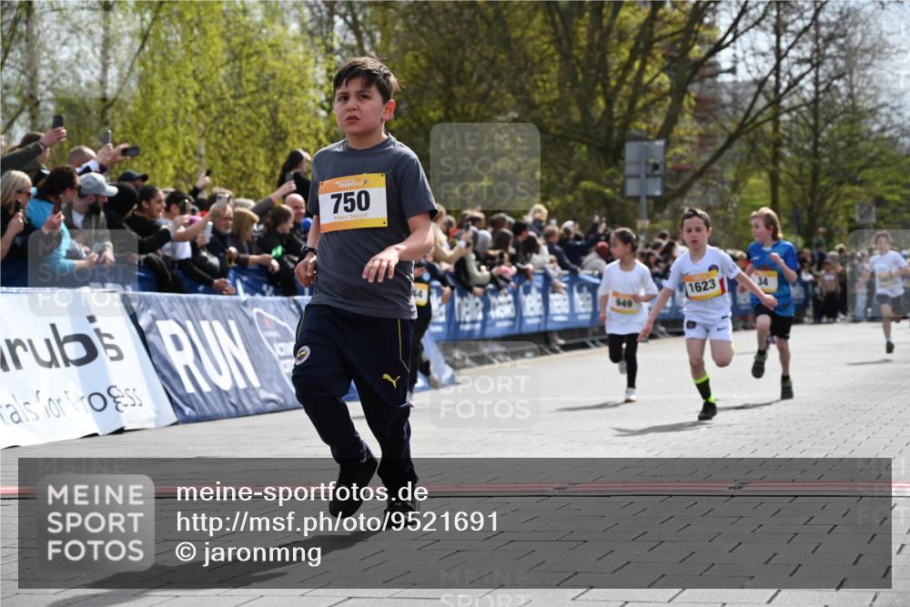 12.04.2026 - 45. Internationalen Wilhelmsburger Insellauf J. Mangold http://msf.ph/oto/9521691 12.04.2026 14:20:18 Ziel 1060, 642, 753, 750, 1623, 844, 34, 949, 1607, 29 meine-sportfotos.de