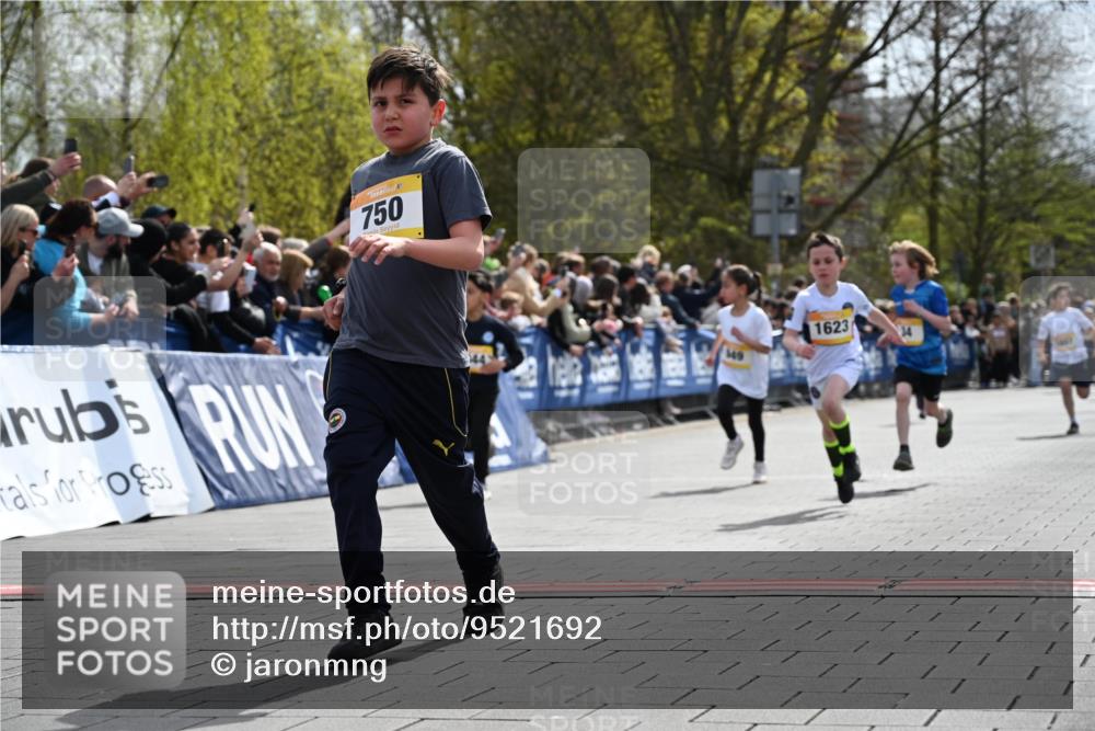 12.04.2026 - 45. Internationalen Wilhelmsburger Insellauf J. Mangold http://msf.ph/oto/9521692 12.04.2026 14:20:18 Ziel 1060, 642, 753, 750, 1623, 844, 34, 949, 1607, 29 meine-sportfotos.de