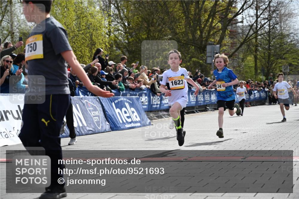 12.04.2026 - 45. Internationalen Wilhelmsburger Insellauf J. Mangold http://msf.ph/oto/9521693 12.04.2026 14:20:19 Ziel 750, 1623, 844, 34, 949, 1607, 29, 948 meine-sportfotos.de