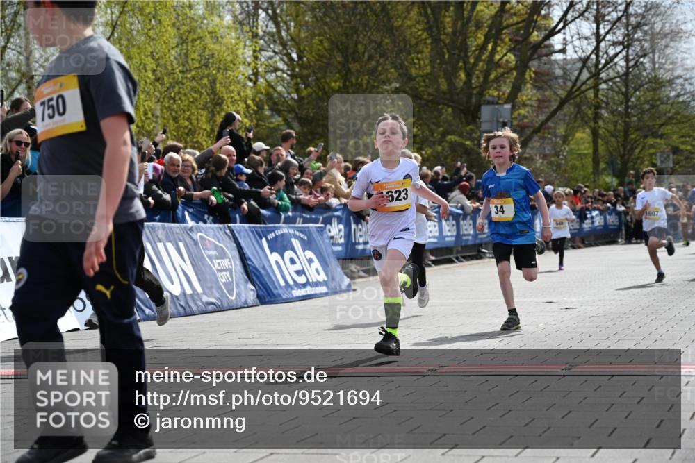 12.04.2026 - 45. Internationalen Wilhelmsburger Insellauf J. Mangold http://msf.ph/oto/9521694 12.04.2026 14:20:19 Ziel 750, 1623, 844, 34, 949, 1607, 29, 948 meine-sportfotos.de