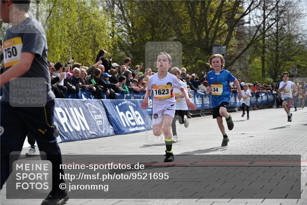 12.04.2026 - 45. Internationalen Wilhelmsburger Insellauf J. Mangold http://msf.ph/oto/9521695 12.04.2026 14:20:19 Ziel 750, 1623, 844, 34, 949, 1607, 29, 948 meine-sportfotos.de