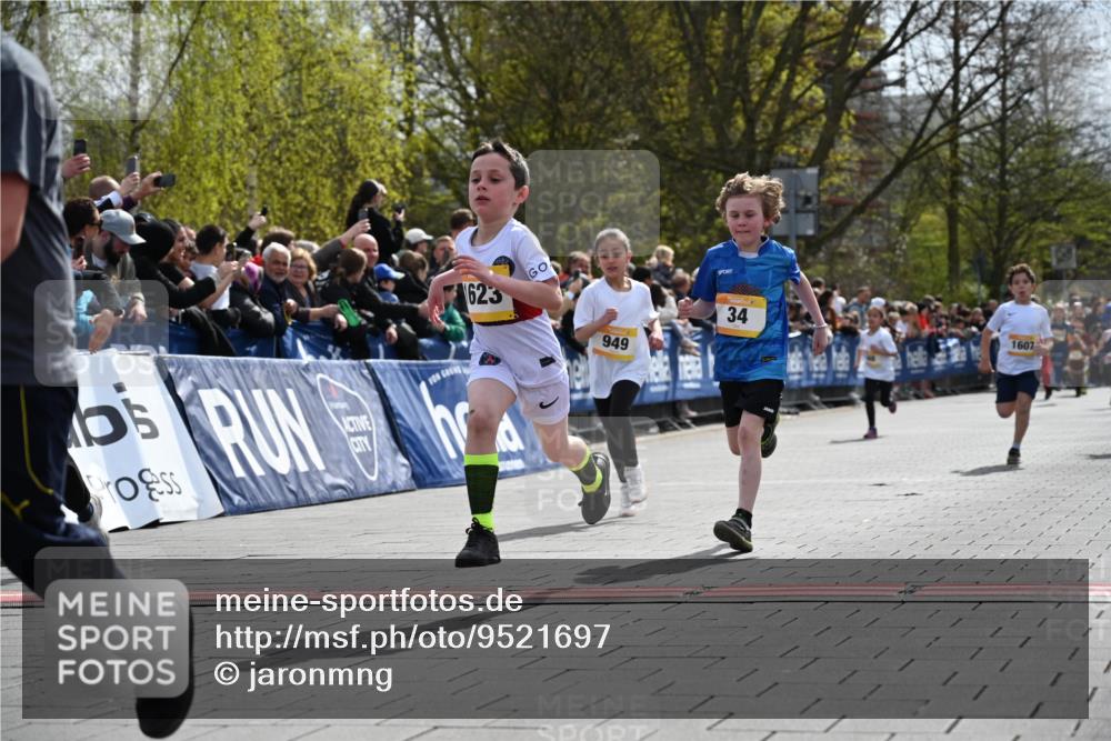 12.04.2026 - 45. Internationalen Wilhelmsburger Insellauf J. Mangold http://msf.ph/oto/9521697 12.04.2026 14:20:19 Ziel 750, 1623, 844, 34, 949, 1607, 29, 948 meine-sportfotos.de