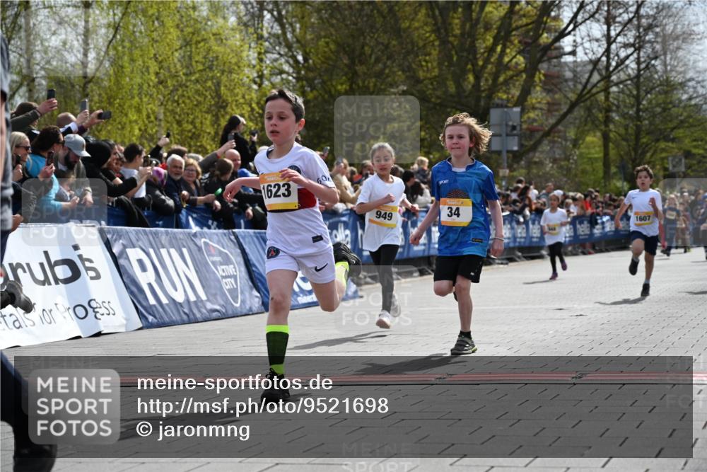 12.04.2026 - 45. Internationalen Wilhelmsburger Insellauf J. Mangold http://msf.ph/oto/9521698 12.04.2026 14:20:19 Ziel 750, 1623, 844, 34, 949, 1607, 29, 948 meine-sportfotos.de